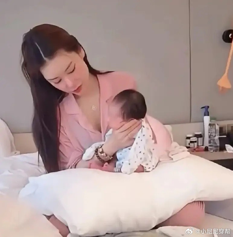 汪小菲小儿子满月，台湾那边的习俗，要送亲朋好友满月礼！通常有油饭、红鸡蛋、鸡腿，