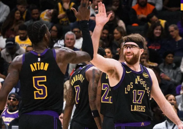 NBA常规赛，湖人100-112不敌尼克斯。赛后湖人主帅JJ-雷迪克接受了记者