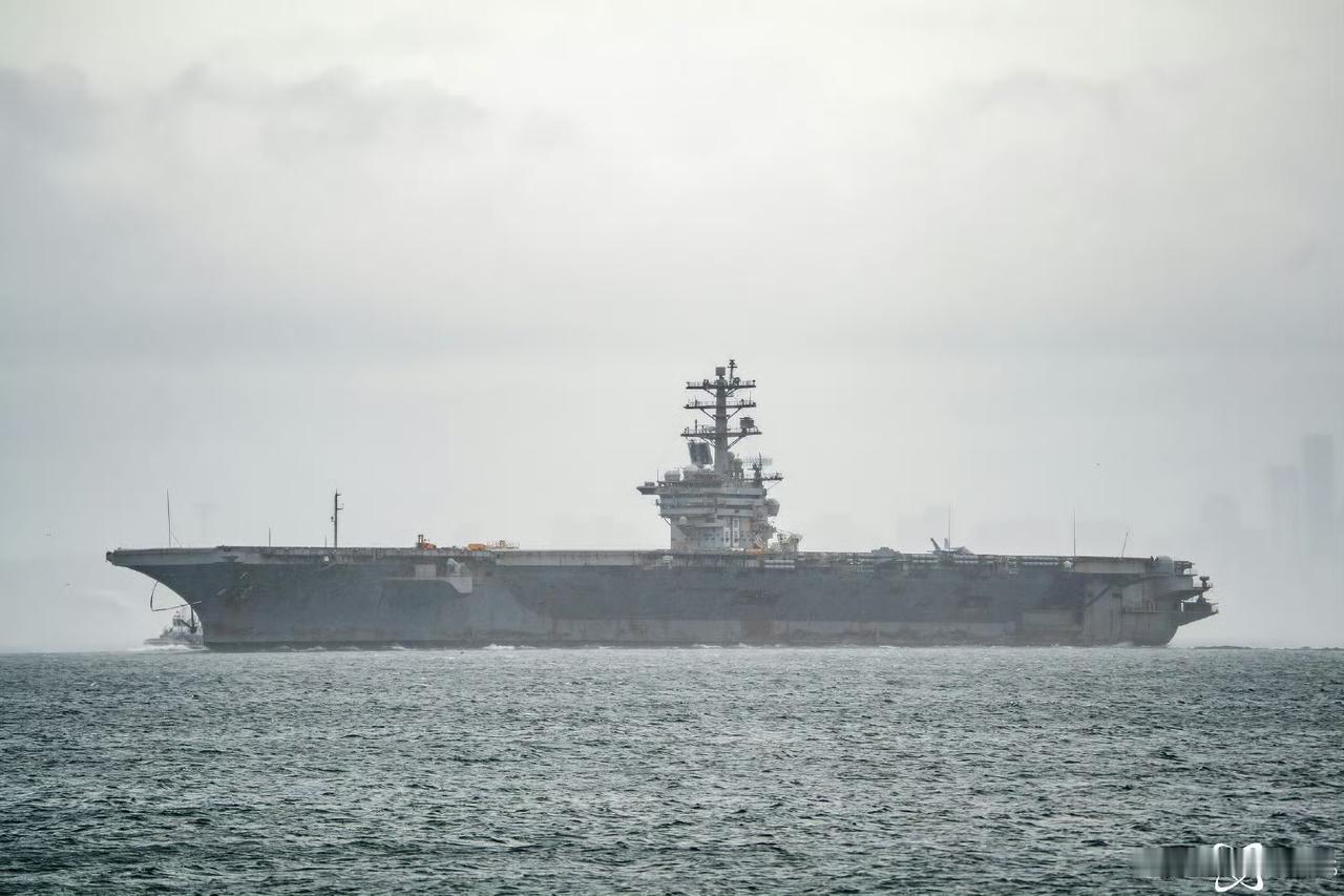 暮气沉沉的“尼米兹”号，竟然已经破落成这个样子！不掉飞机才怪。其实卖给阿三搞鼓一