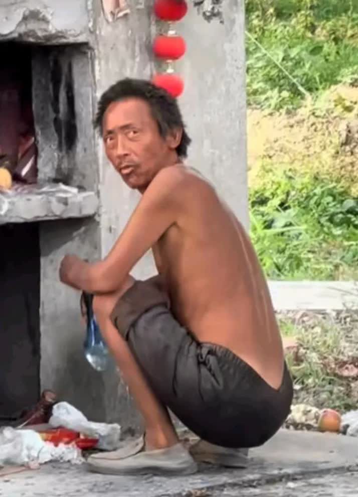 河北有一男子，与一位丧夫的少妇结成伴侣。他靠着打零工，历经艰辛将少妇的两个儿子拉