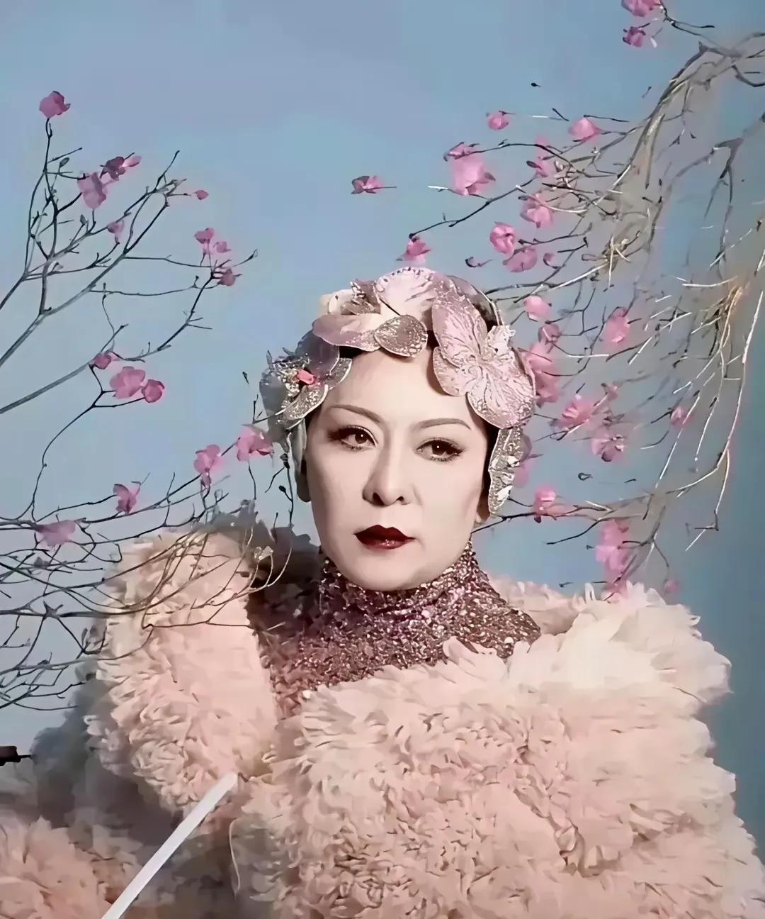 有点夸张了，说向太的化妆师年薪百万，拥有超高的化妆的能力，一双巧手让向太直接年轻