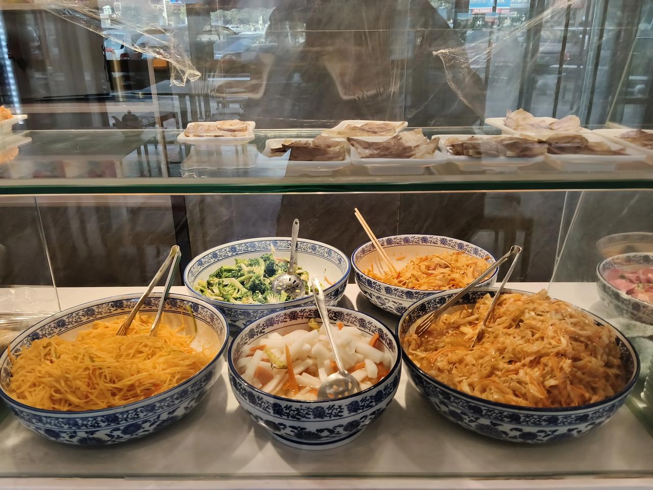 我的家乡在甘肃兰州，美食多的根本吃不完。我你说这些是什么，想必你们都认识吧！