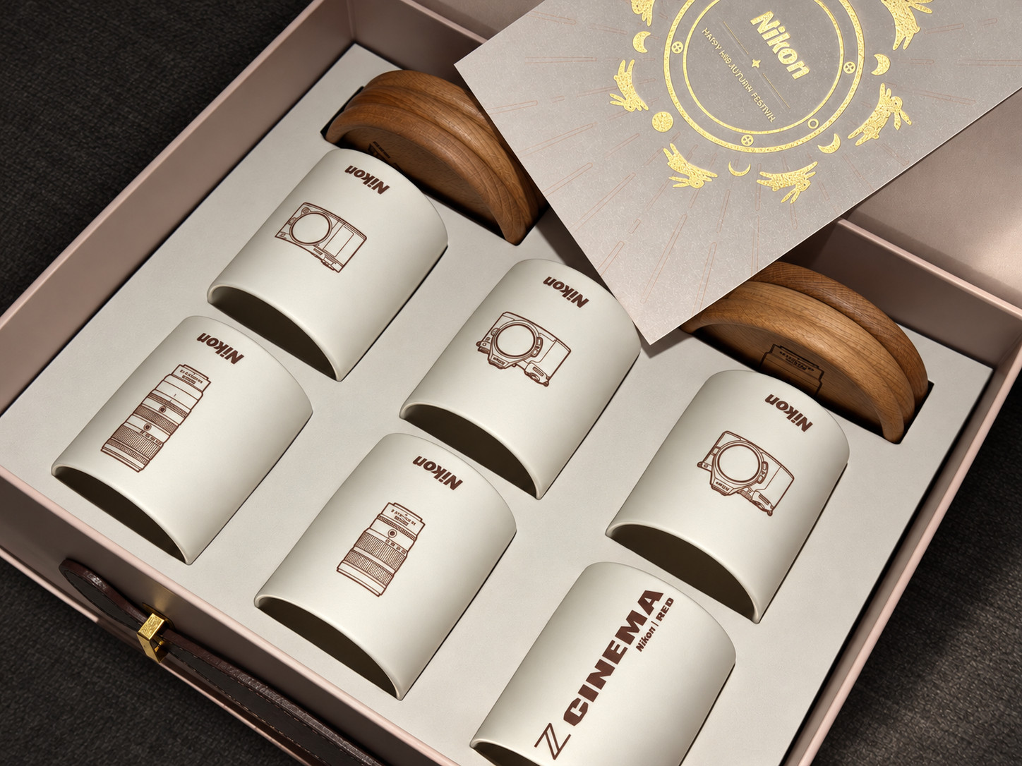 收到尼康收到尼康送来的中秋礼物。镜头与相机跃上杯身，把摄影人的热爱装进了日常。感