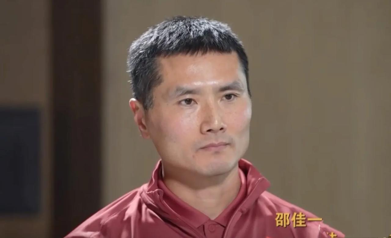 国足主帅邵佳一爆了一个料。他表示，02世界杯他作为年轻球员代表中国队参赛，其实