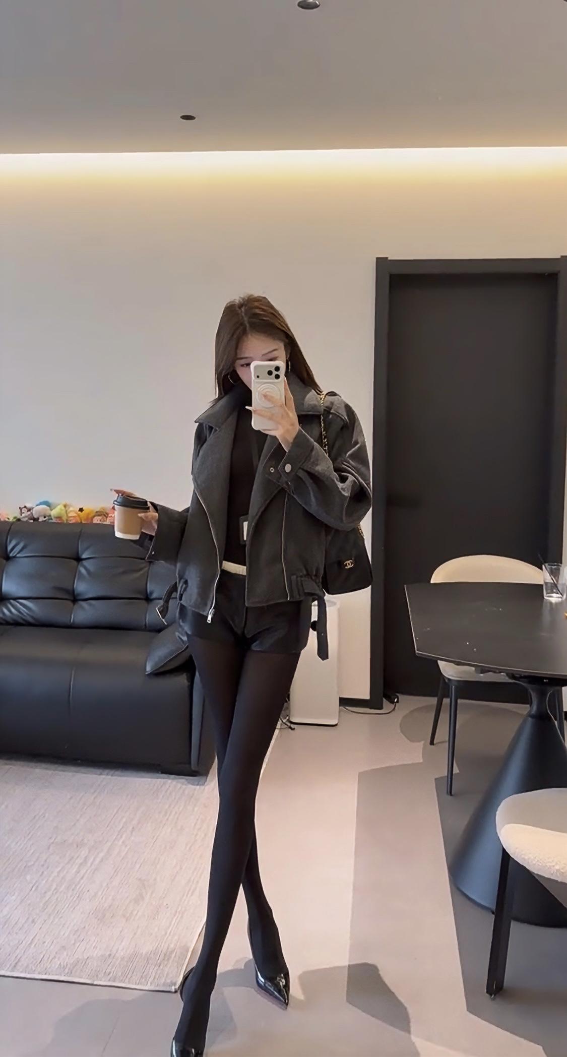 正常穿搭推荐，无不良引导。这套穿搭主打秋冬的反差感风格，核心是用硬朗质感的外套中