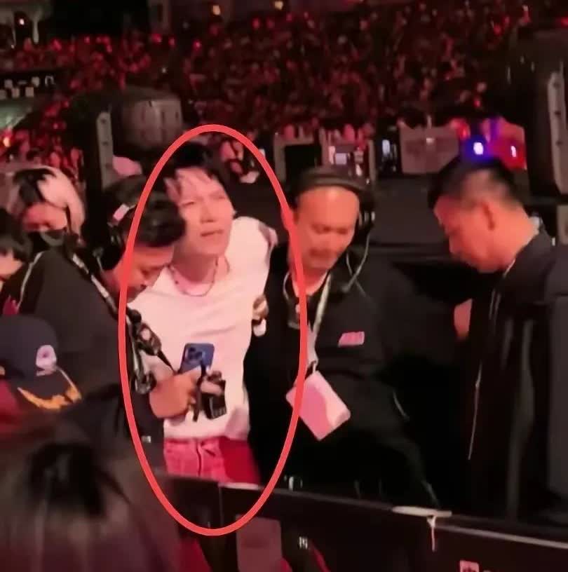 怪不得刀郎无论唱什么歌都只是站着，因为这些舞台真的是明星的“夺命符”！这