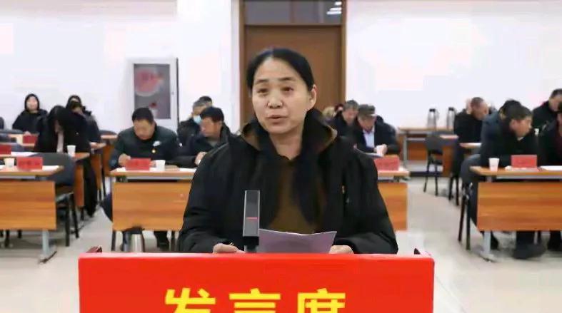 村书记尹春燕和蔡永章夫妻两人在洪水中转运老人时双双遇难。丢下生活不能自理的老母亲