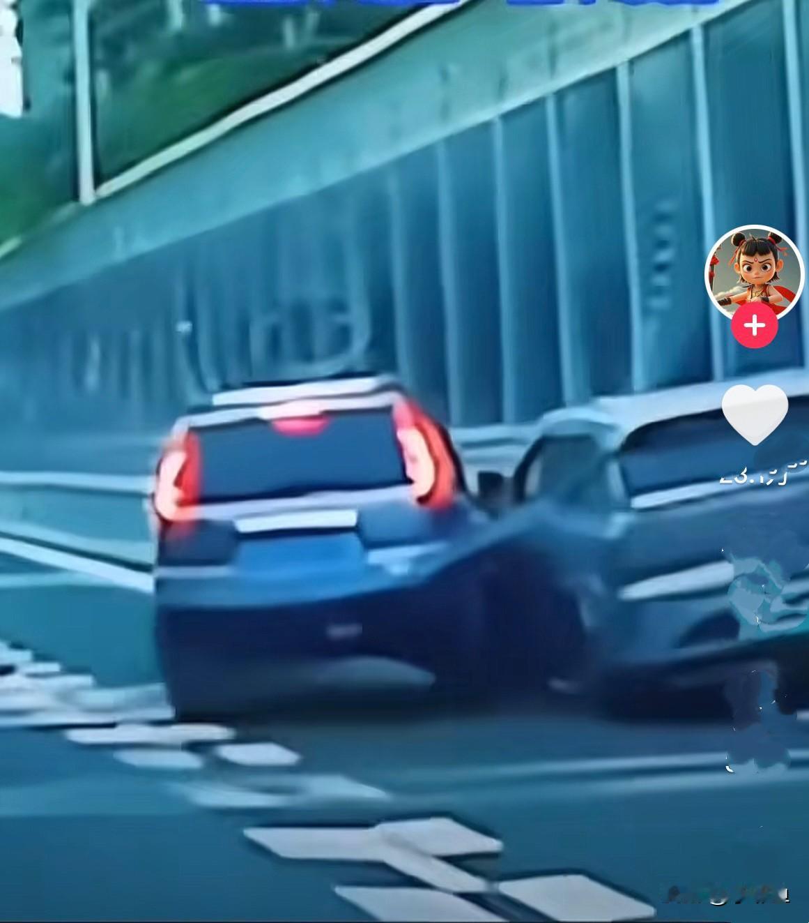 刚才看了一个视频，很感动，到现在情绪还在视频中……立交桥上一辆轿车从