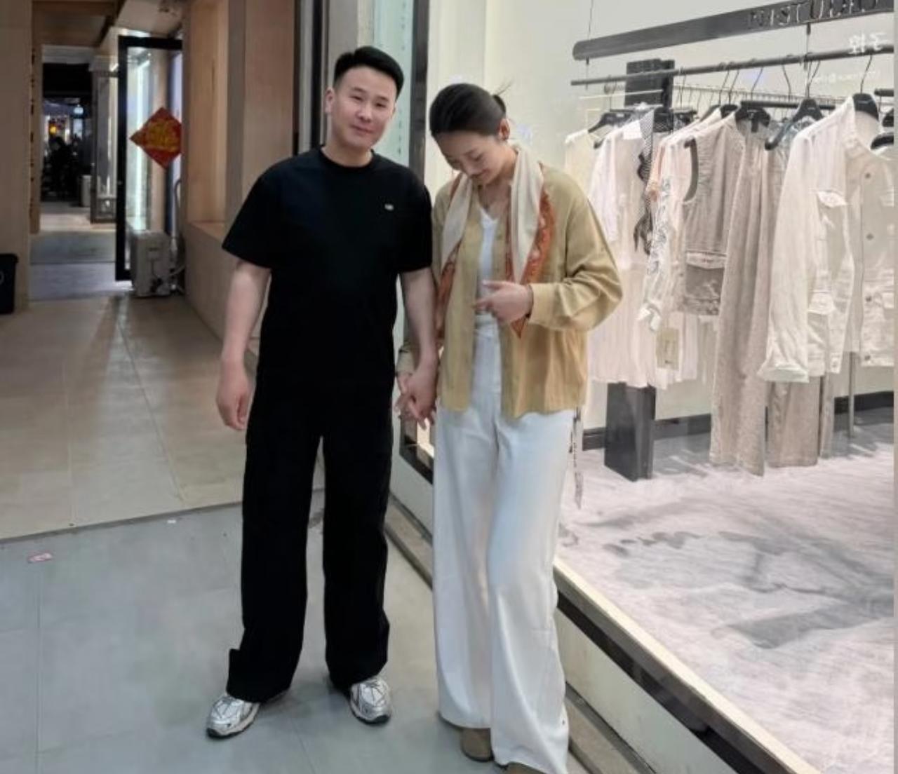 陈亚男和现任老公郭新鹏看上去真般配，两人站在一起，画面真和谐。唯一美中不足的