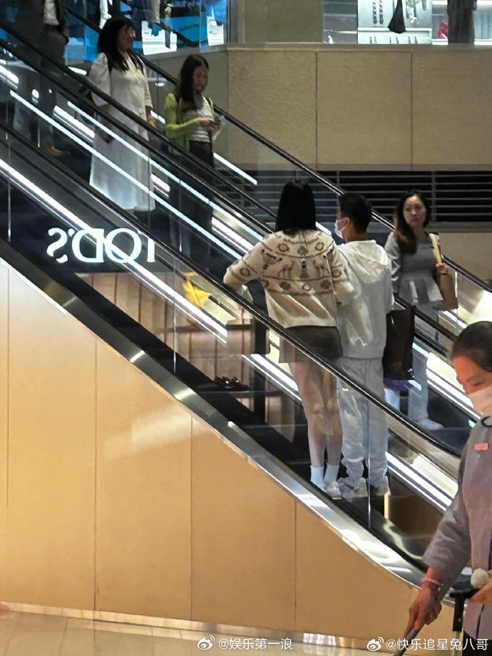 何猷君奚梦瑶挽手逛街何猷君奚梦瑶挽手逛街，好甜！​​​