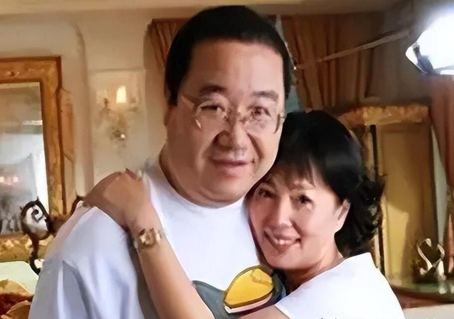 梁欢年轻的时候长相比较朴实，算不上大美女级别的，但她这样圆润的脸，面相柔和看起来