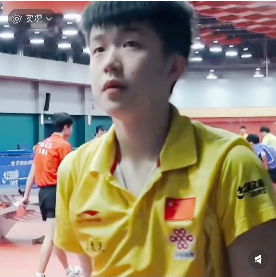 救命！少年大头擦汗也太戳人了！翻到王楚钦十来岁的训练视频，嫩生生的脸蛋，黄
