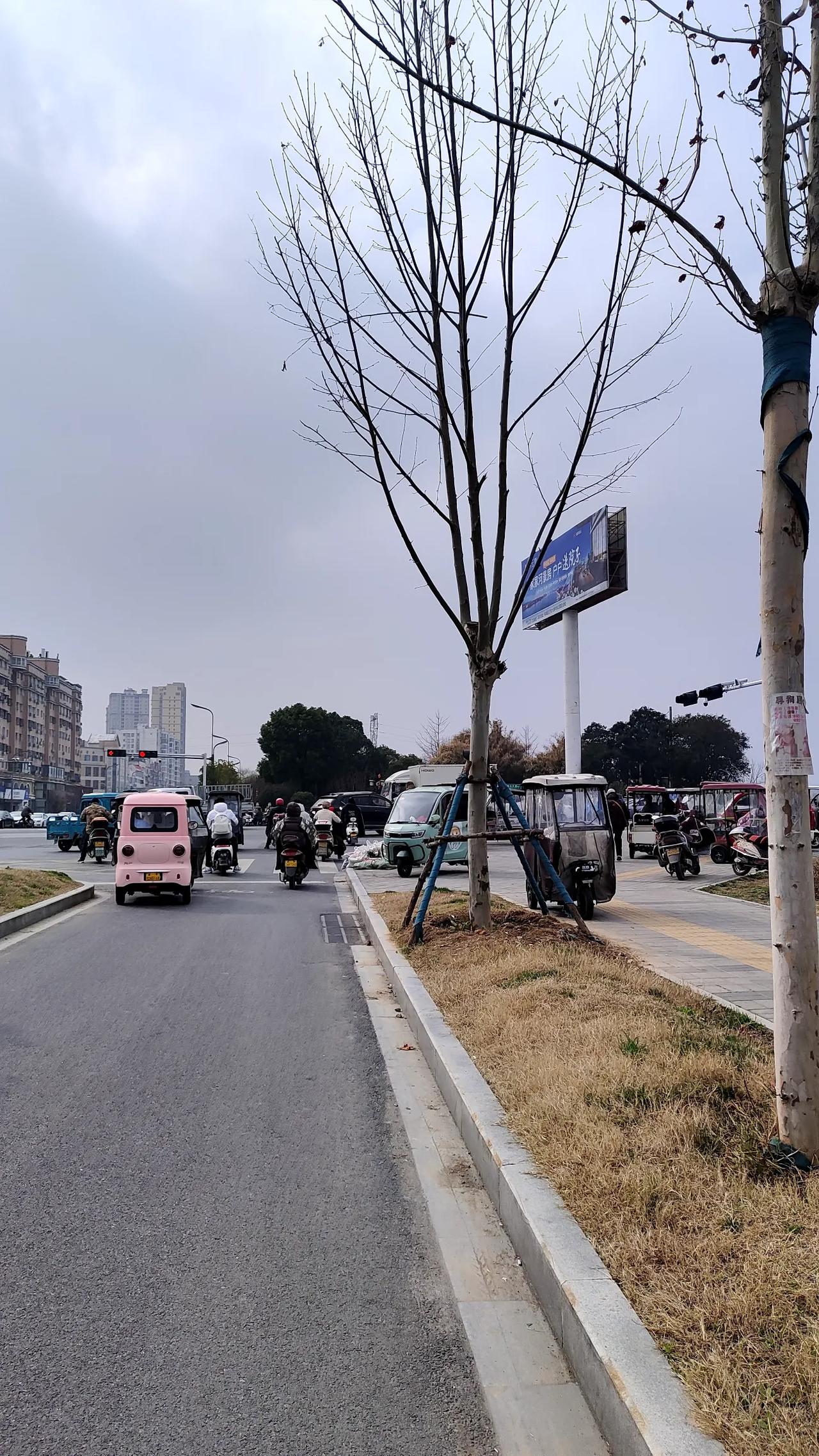 不知道你对“旧衣回收”这事怎么看？早上刷新闻说是深圳一女子在“旧衣回收”投