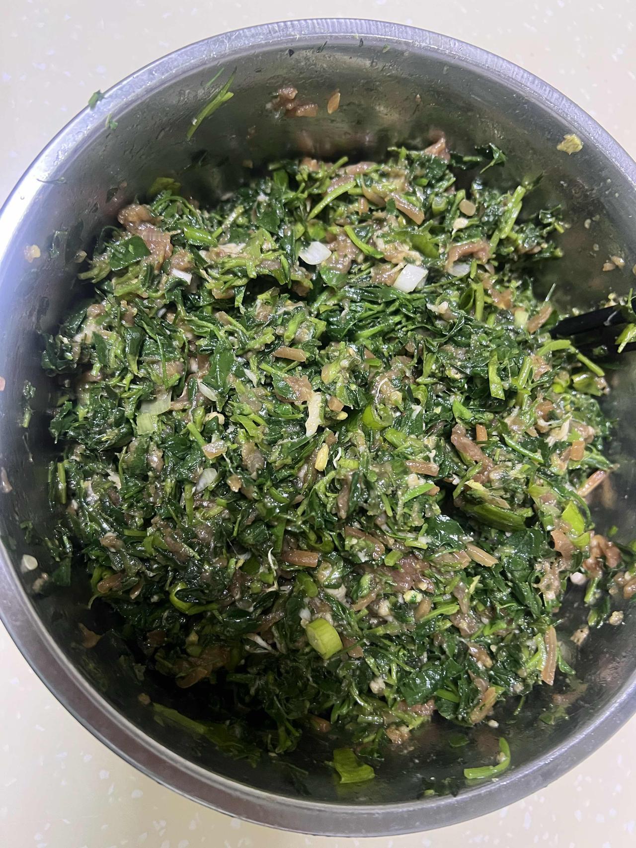 用昨天拔的野菜，今天自己和面自己擀皮，做了野菜肉馅饺子，还凉拌了野菜，别提吃的多