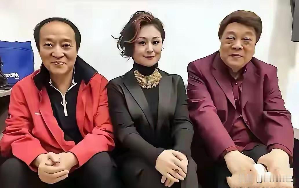 这张珍贵合影拍摄于2018年！三位老艺术家的一张珍贵合影，照片最左边的那位是牛