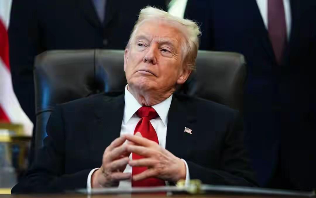 特朗普一日三变，印度挨罚委内松口，这葫芦里卖的啥药？.11月16日，特朗普通过