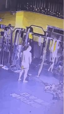 大哥你还是搞健身的呢，这么挂上去就挂住了，要过命时都不挣扎几下呀。你没准备怎么下