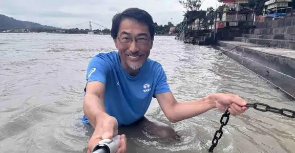 日本驻印大使恒河浸浴，故意选干净河段！[捂脸哭][捂脸哭][捂脸哭]为搞好外交，日本驻印度大使亲自体