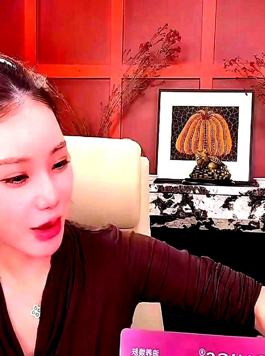 胎动一拳把爸爸吓退三步那天汪小菲刚把脸贴上去，肚子猛地鼓起一块，他整个人往