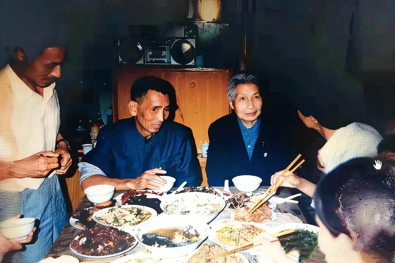 这是九十年代曾志来到农村看望自己的长子石来发。此时，石来发早已是地地道道的农民。