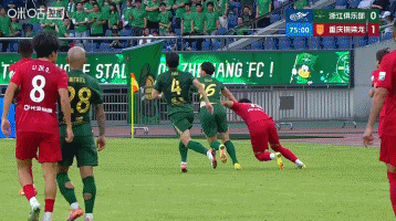 不得不承认浙江队这个米特里侧很聪明，在裁判没有注意的情况下，精准的反手抓住李镇全