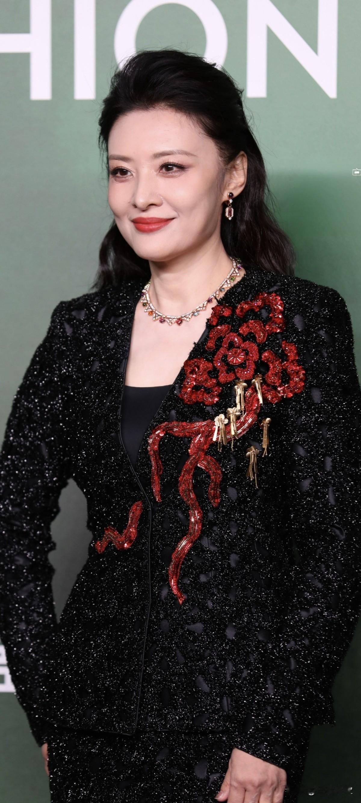 分享你最喜欢的明星吧周涛vogue红毯生图，红色太衬姐姐了吧，谁都敢说这个57岁