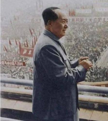 鲁迅和毛主席，两个人都是蛇年出生。鲁迅出生在1881年，毛主席出生在1893年，