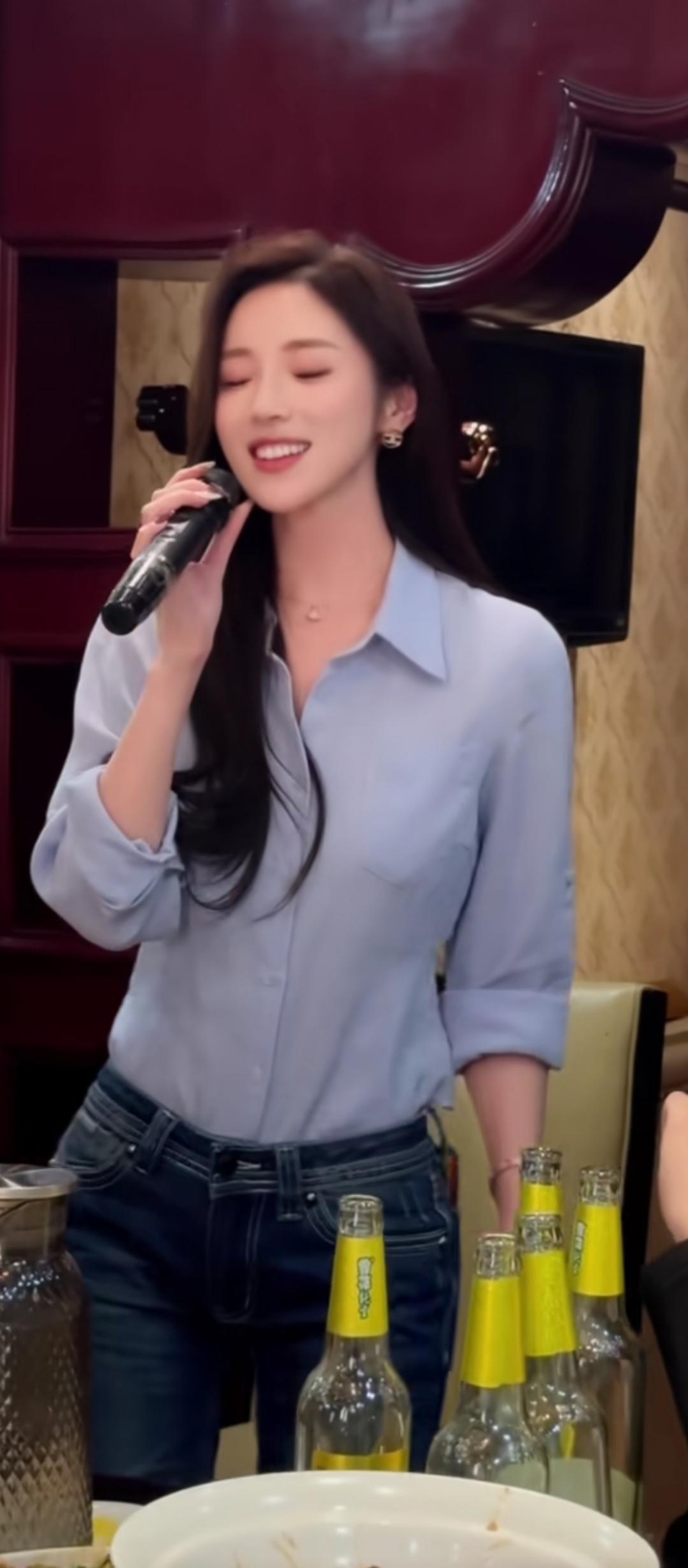 酒盏相传，笑语盈盈。