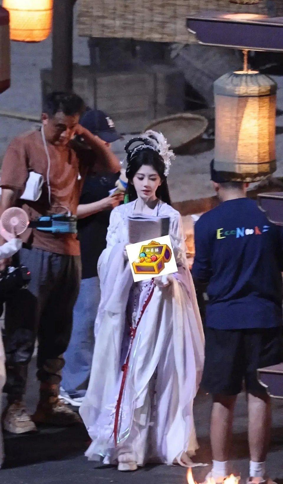 鞠婧祎这个发型还挺新颖的