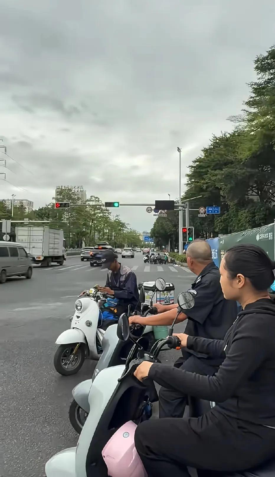 牛人啊，不怕来来往往的车辆，在马路上停车，还一起坐在那，匪夷所思。。