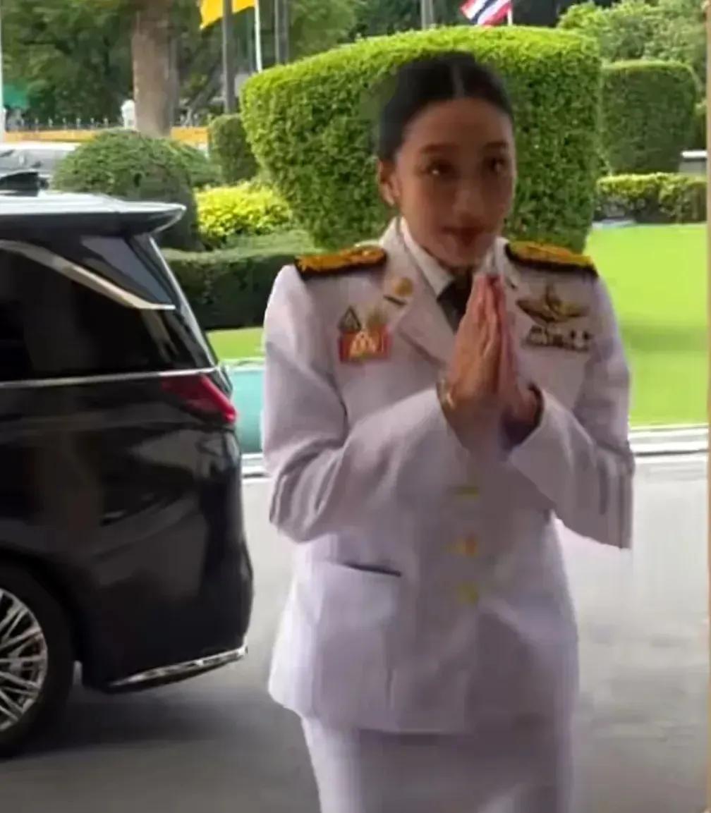 洪森这次算是彻底败了。泰国国王手段确实厉害。佩通坦就休息了一天，就又重新回去工