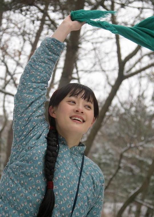 笑里藏刀。朱亚文片场脱口而出，盯着王琳的眼睛。那是在《小姨多鹤》的棚里。王