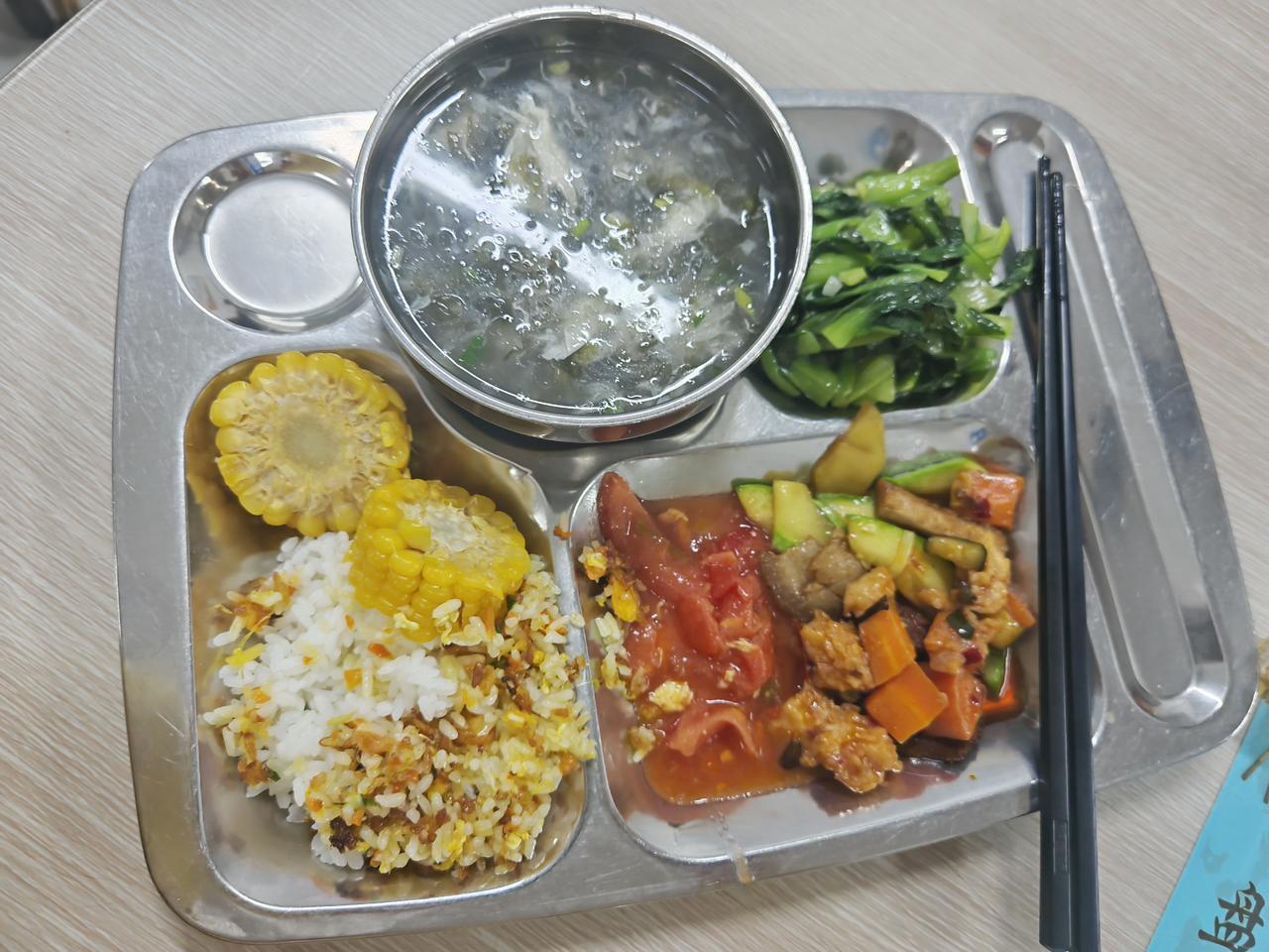 某单位食堂20元午餐主打一个随缘，卖相看着还行，味道全靠想象！