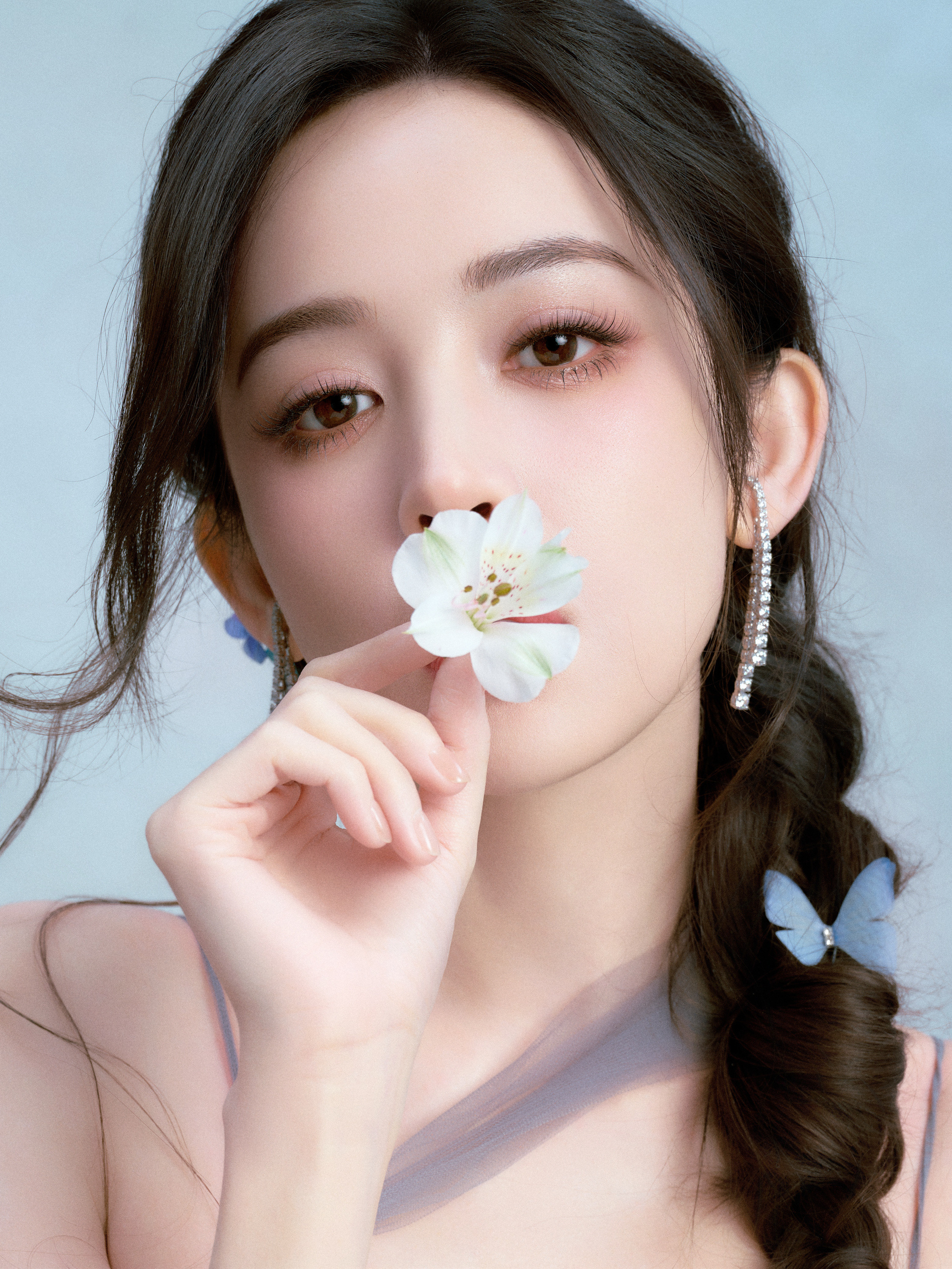 古力娜扎 灰蓝薄纱垂落出玉背的弧度，V领裁开的温柔里，红唇轻抿便藏住了半分星