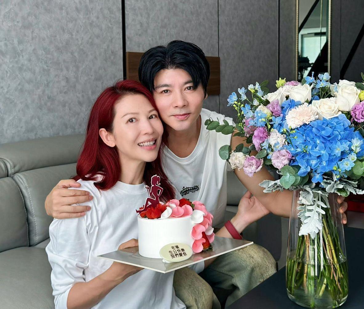张晋为老婆蔡少芬庆祝52岁生日！一顶红头发衬得她气色满分，和张晋各种搞怪合影，