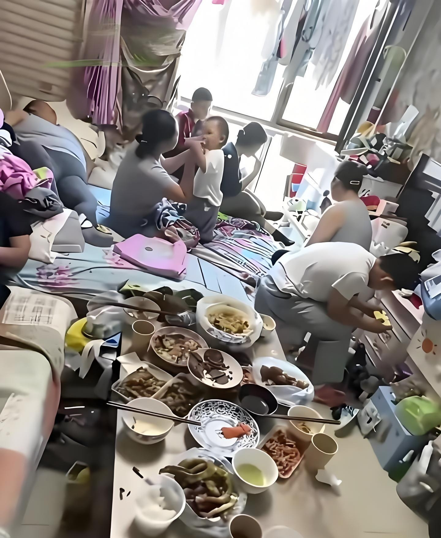 一屋子居然没一个收拾的，太压抑了！