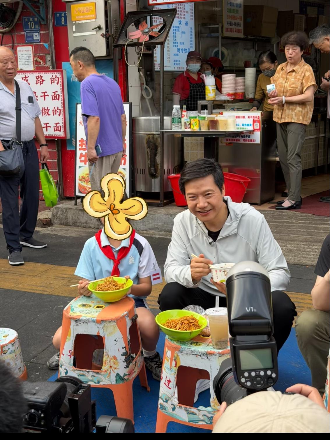 没想到雷军这么的接地气，堂堂千亿总裁，居然跟普通打工人一样，蹲在武汉的街