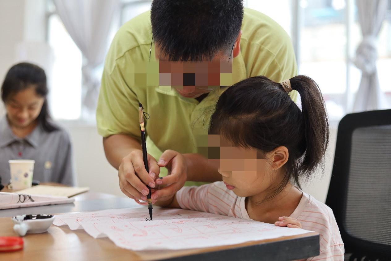“想钱想疯了！”广东广州，男子把10岁女儿送培训机构，学习书法，明确要求只让女老
