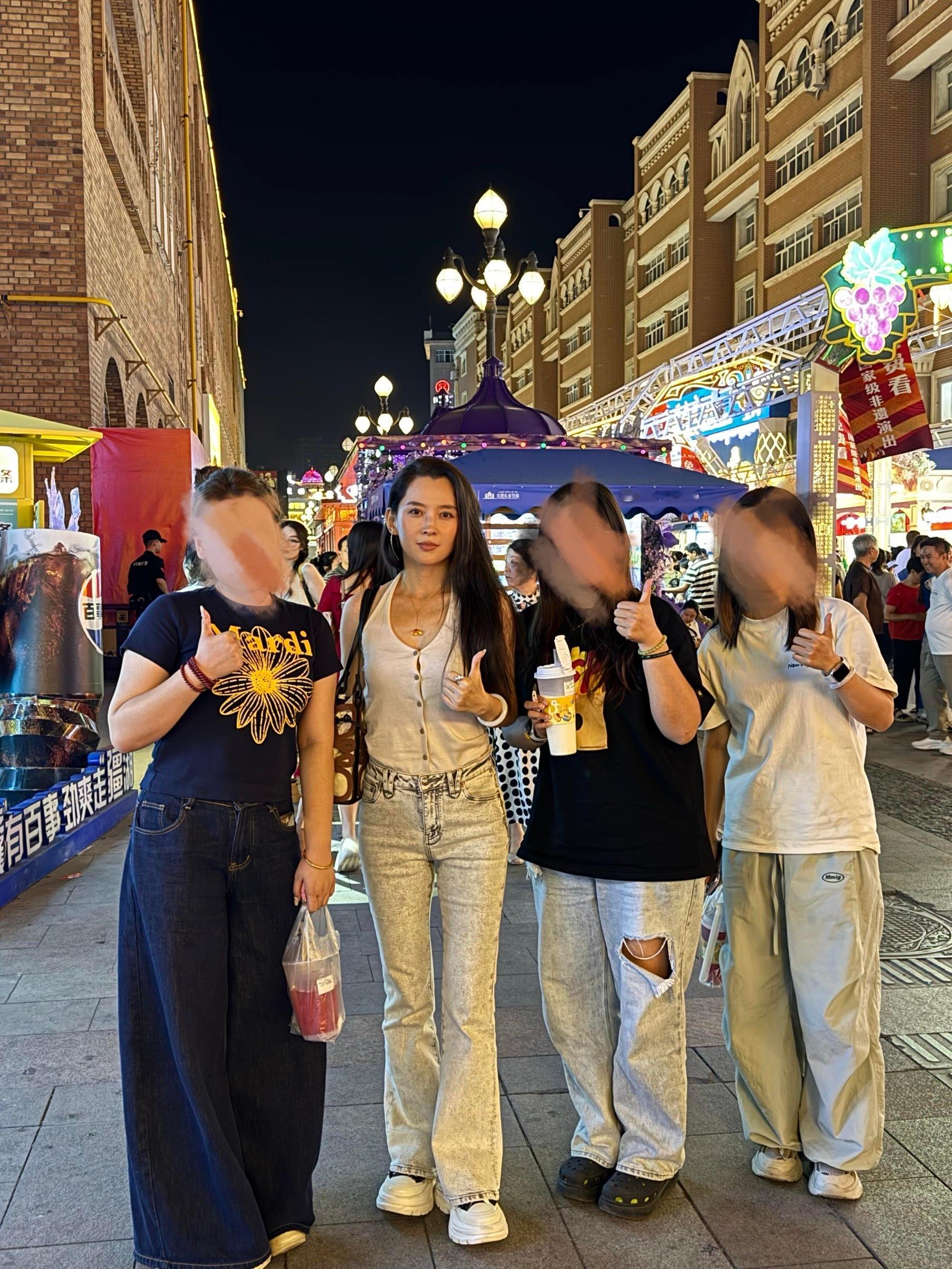新疆偶遇森林北网友新疆偶遇森林北！森林北好美啊～身材比例超棒！扛住了原相机镜