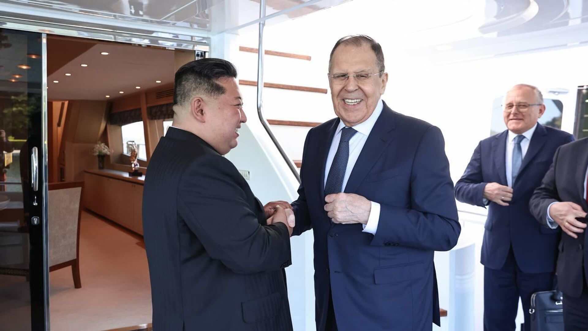 拉夫罗夫在与金正恩会面时调侃吸烟一事。2025年7月12日，俄罗斯卫星通讯社报