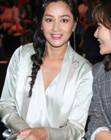1998年，罗中旭发生车祸，差点瘫痪，女友瞿颖为他端屎端尿，在病床上，罗中旭感动