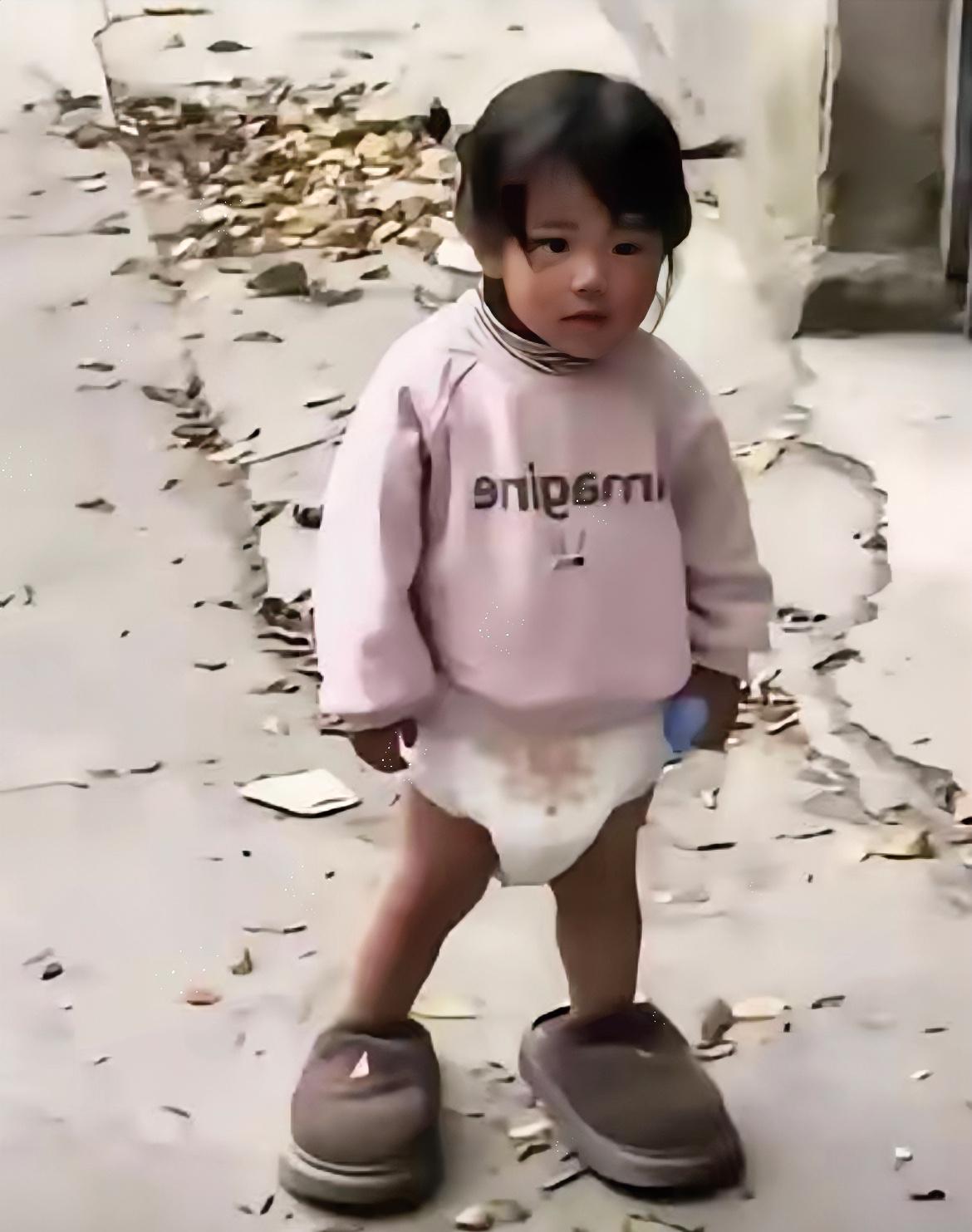 泪目！河南一女子离婚半年，因思念心切偷偷去看4岁女儿，可眼前景象让她瞬间崩