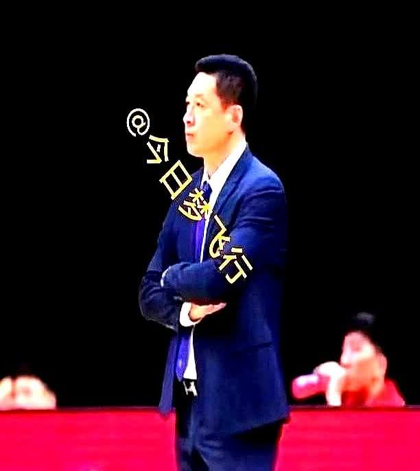 上海队这波操作，属实是把篮球玩明白了。说是被禁赛了，人却又回到了教练席边