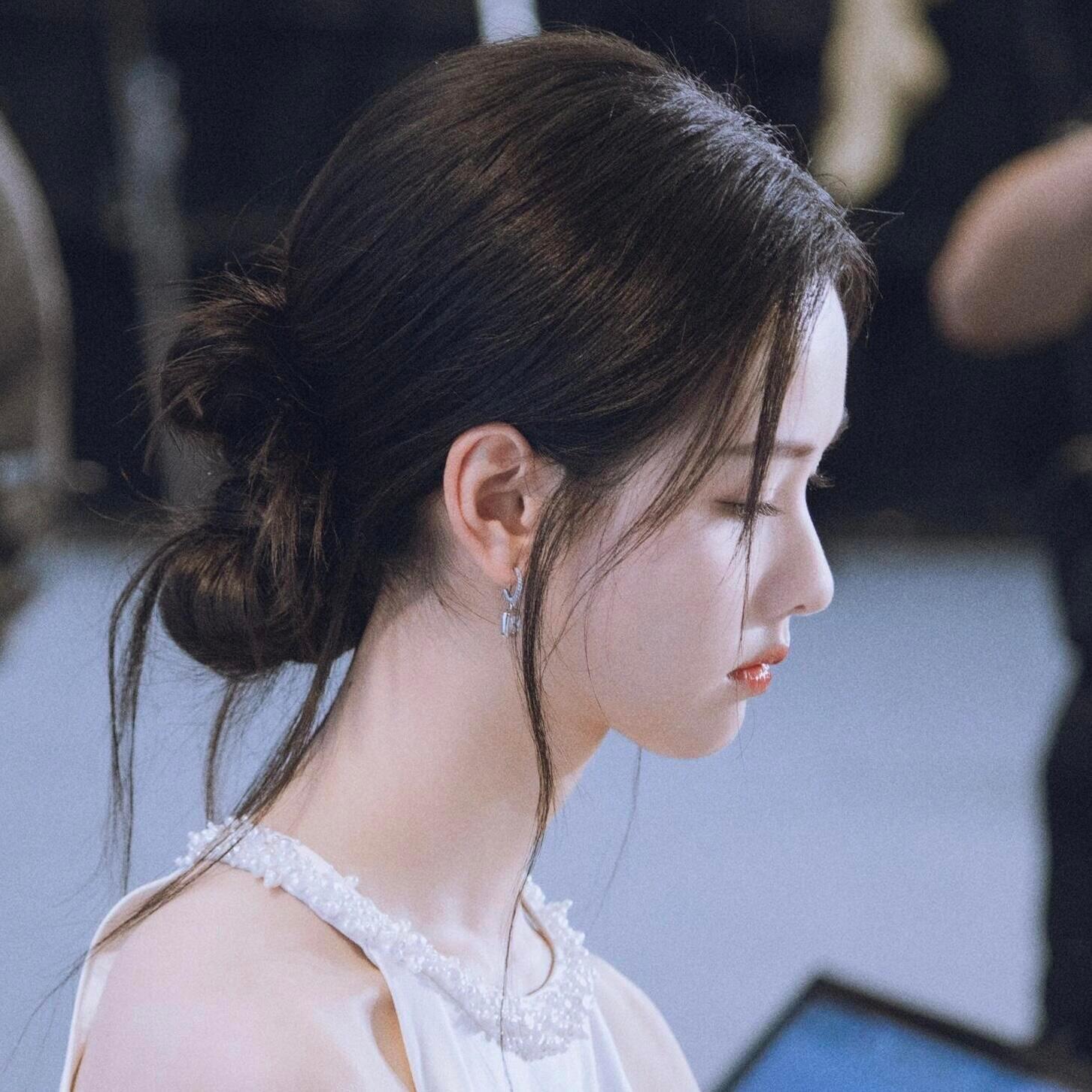 𝐒𝒉𝒂𝒓𝒆|‧₊˚ᜊ陈都灵头像ᜊ‧₊˚