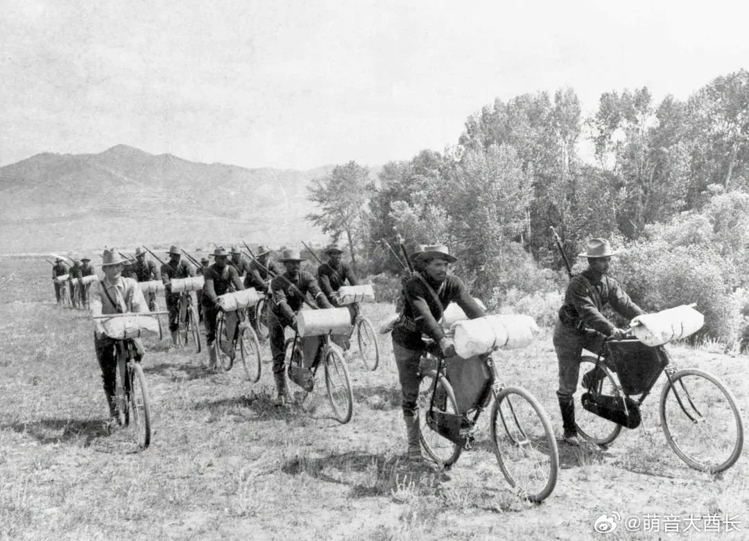 🚴铁马西行：1897年水牛士兵的1900英里自行车远征🚴1897年的美国西部，铁路尚未织密，汽车