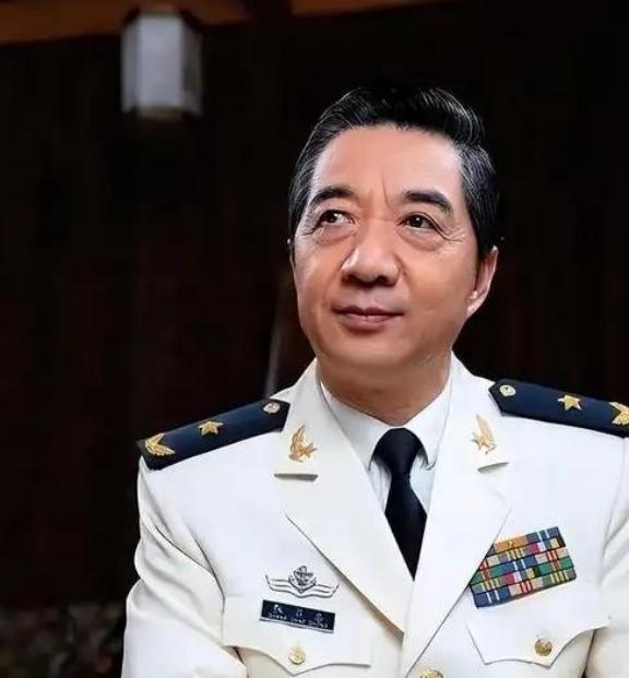 谢谢你张召忠！你真是伟大的预言家！2015年你就说过：“美国啥也不干，让东方大国