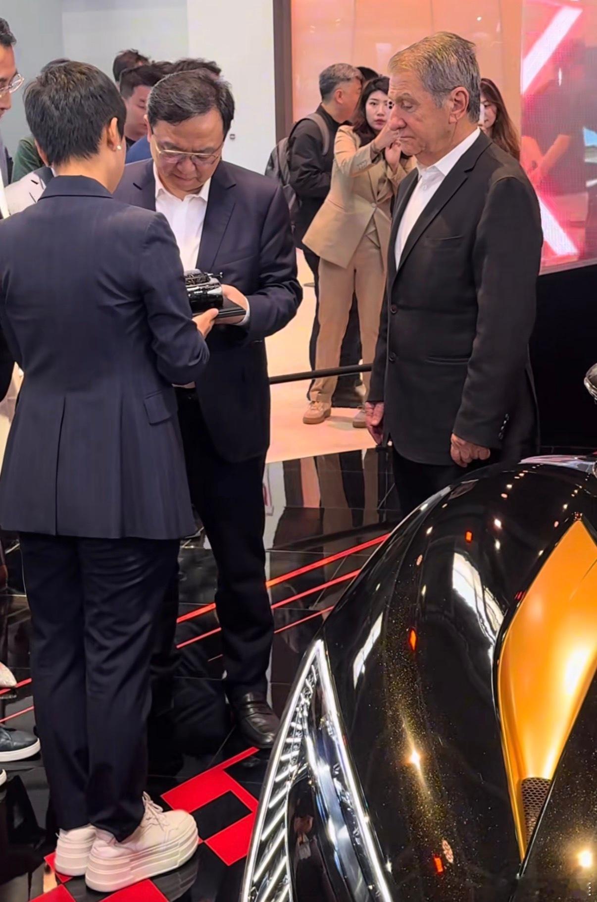 我去北京车展，就在仰望U9X和雅迪之间犹豫了一下，就那么一下，没想到仰望U9X就