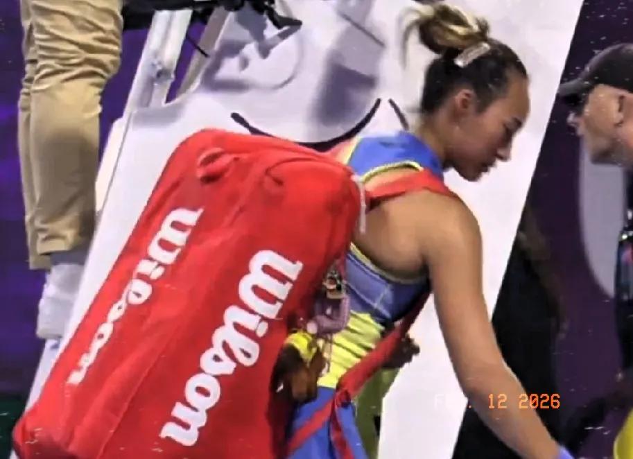 太可惜了！郑欣文决胜盘第3个非保不可发球局，带出3个局点，无一兑现，反被莱巴金娜