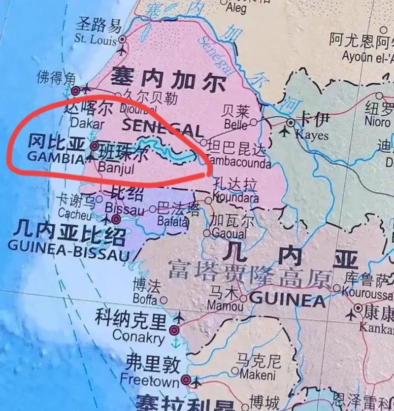 冈比亚的地理条件如此优越，比塞内加尔国土质量好多了，为什么却混的远不如塞内加尔呢