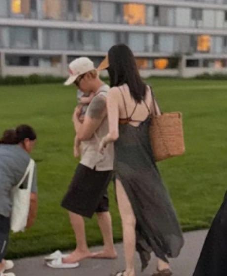 陈伟霆何穗阿那亚遛娃被偶遇，他怀抱儿子奶爸范十足，一家三口同框好有爱